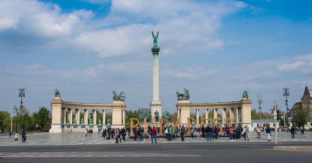 Home, Far Away From Home Budapeste Exterior foto